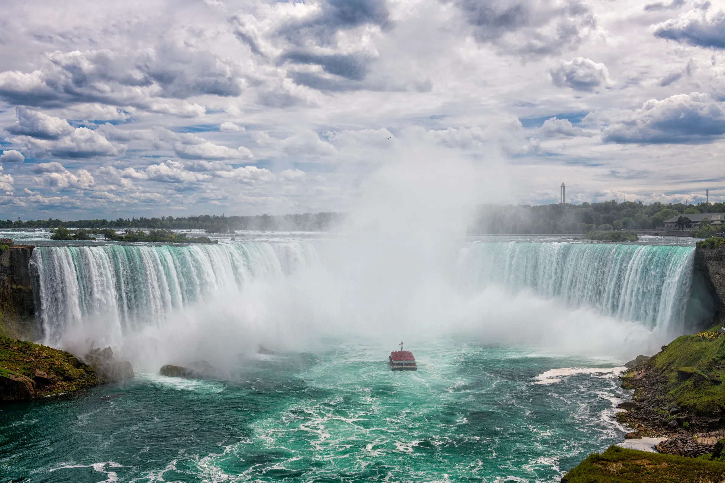 Diapositive 3 : chutes du Niagara ou Rocheuses canadiennes